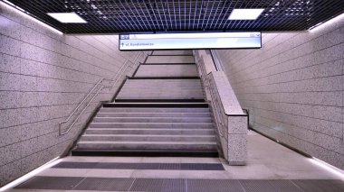Varşova, Polonya. 5 Kasım 2022. Brodno metro istasyonu koridorunun modern iç tasarımı ve ışıklandırması. Varşova metro sisteminin ikinci hattı.   