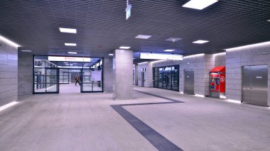 Varşova, Polonya. 5 Kasım 2022. Brodno metro istasyonu koridorunun modern iç tasarımı ve ışıklandırması. Varşova metro sisteminin ikinci hattı.   
