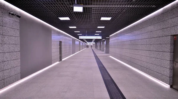 ポーランドのワルシャワ 2022年11月5日 地下鉄Brodno駅の廊下のモダンなインテリアデザインと照明 ワルシャワ地下鉄2号線 — ストック写真