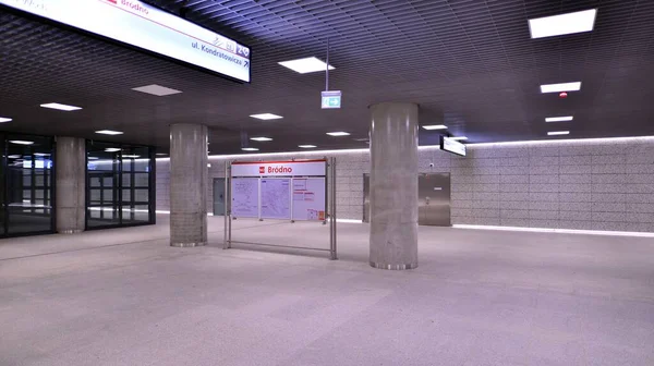 ポーランドのワルシャワ 2022年11月5日 地下鉄Brodno駅の廊下のモダンなインテリアデザインと照明 ワルシャワ地下鉄2号線 — ストック写真