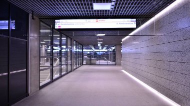 Varşova, Polonya. 5 Kasım 2022. Brodno metro istasyonu koridorunun modern iç tasarımı ve ışıklandırması. Varşova metro sisteminin ikinci hattı.   