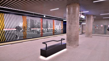 Varşova, Polonya. 5 Kasım 2022. Varşova metro sisteminin ikinci hattı. Varşova metro istasyonu içi. Kondratowicza İstasyonu. 