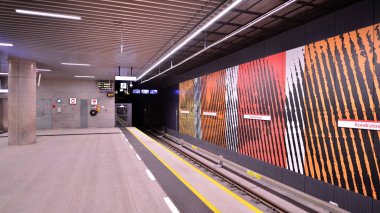 Varşova, Polonya. 5 Kasım 2022. Varşova metro sisteminin ikinci hattı. Varşova metro istasyonu içi. Kondratowicza İstasyonu. 