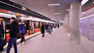 Varşova, Polonya. 5 Kasım 2022. Varşova metro sisteminin ikinci hattı. Varşova metro istasyonu içi. Kondratowicza İstasyonu. 