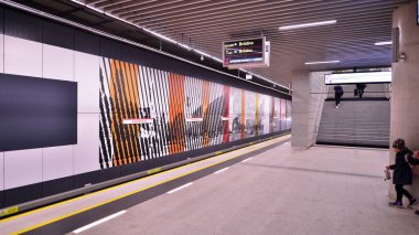 Varşova, Polonya. 5 Kasım 2022. Varşova metro sisteminin ikinci hattı. Varşova metro istasyonu içi. Kondratowicza İstasyonu. 