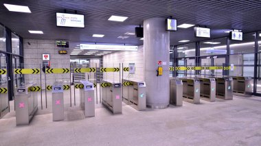Varşova, Polonya. 5 Kasım 2022. Varşova metro sisteminin ikinci hattı. Varşova metro istasyonu içi. Kondratowicza İstasyonu. 