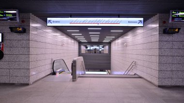 Varşova, Polonya. 5 Kasım 2022. Varşova metro sisteminin ikinci hattı. Varşova metro istasyonu içi. Kondratowicza İstasyonu. 