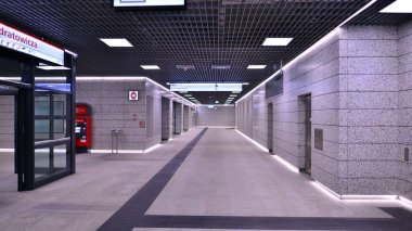 Varşova, Polonya. 5 Kasım 2022. Metro Kondratowicza istasyon koridorunun modern iç tasarımı ve ışıklandırması. Varşova metro sisteminin ikinci hattı.  
