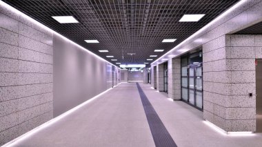 Varşova, Polonya. 5 Kasım 2022. Metro Kondratowicza istasyon koridorunun modern iç tasarımı ve ışıklandırması. Varşova metro sisteminin ikinci hattı.  