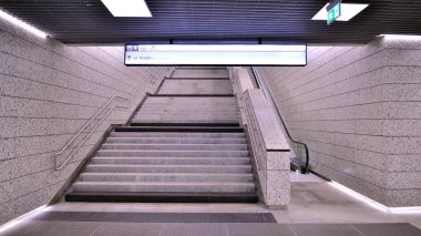 Varşova, Polonya. 5 Kasım 2022. Metro Kondratowicza istasyon koridorunun modern iç tasarımı ve ışıklandırması. Varşova metro sisteminin ikinci hattı.  