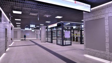 Varşova, Polonya. 5 Kasım 2022. Metro Kondratowicza istasyon koridorunun modern iç tasarımı ve ışıklandırması. Varşova metro sisteminin ikinci hattı.  