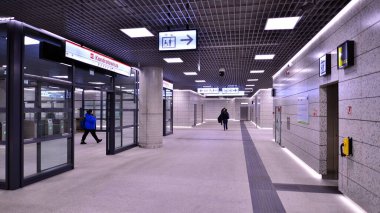 Varşova, Polonya. 5 Kasım 2022. Metro Kondratowicza istasyon koridorunun modern iç tasarımı ve ışıklandırması. Varşova metro sisteminin ikinci hattı.  