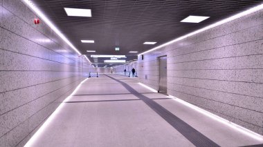 Varşova, Polonya. 5 Kasım 2022. Metro Kondratowicza istasyon koridorunun modern iç tasarımı ve ışıklandırması. Varşova metro sisteminin ikinci hattı.  