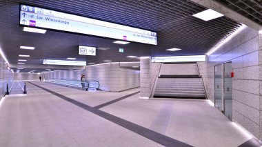 Varşova, Polonya. 5 Kasım 2022. Metro Kondratowicza istasyon koridorunun modern iç tasarımı ve ışıklandırması. Varşova metro sisteminin ikinci hattı.  