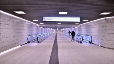 Varşova, Polonya. 5 Kasım 2022. Metro Kondratowicza istasyon koridorunun modern iç tasarımı ve ışıklandırması. Varşova metro sisteminin ikinci hattı.  