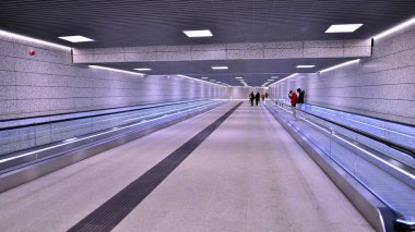 Varşova, Polonya. 5 Kasım 2022. Metro Kondratowicza istasyon koridorunun modern iç tasarımı ve ışıklandırması. Varşova metro sisteminin ikinci hattı.  