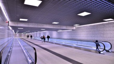 Varşova, Polonya. 5 Kasım 2022. Metro Kondratowicza istasyon koridorunun modern iç tasarımı ve ışıklandırması. Varşova metro sisteminin ikinci hattı.  