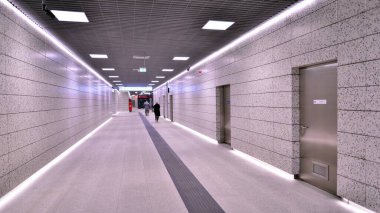 Varşova, Polonya. 5 Kasım 2022. Metro Kondratowicza istasyon koridorunun modern iç tasarımı ve ışıklandırması. Varşova metro sisteminin ikinci hattı.  