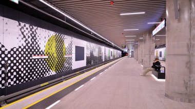 Varşova, Polonya. 5 Kasım 2022. Varşova metro sisteminin ikinci hattı. Varşova metro istasyonu içi. Zacisze İstasyonu. 