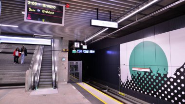 Varşova, Polonya. 5 Kasım 2022. Varşova metro sisteminin ikinci hattı. Varşova metro istasyonu içi. Zacisze İstasyonu. 