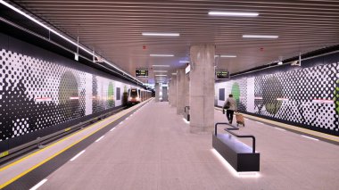 Varşova, Polonya. 5 Kasım 2022. Varşova metro sisteminin ikinci hattı. Varşova metro istasyonu içi. Zacisze İstasyonu. 