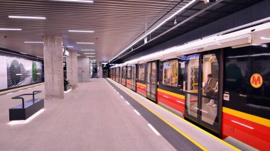 Varşova, Polonya. 5 Kasım 2022. Varşova metro sisteminin ikinci hattı. Varşova metro istasyonu içi. Zacisze İstasyonu. 