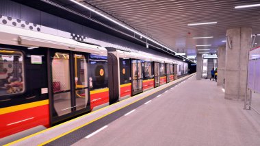 Varşova, Polonya. 5 Kasım 2022. Varşova metro sisteminin ikinci hattı. Varşova metro istasyonu içi. Zacisze İstasyonu. 