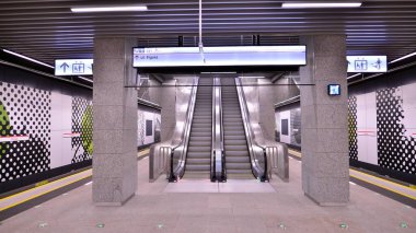 Varşova, Polonya. 5 Kasım 2022. Varşova metro sisteminin ikinci hattı. Varşova metro istasyonu içi. Zacisze İstasyonu. 