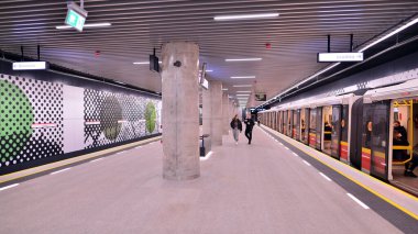 Varşova, Polonya. 5 Kasım 2022. Varşova metro sisteminin ikinci hattı. Varşova metro istasyonu içi. Zacisze İstasyonu. 