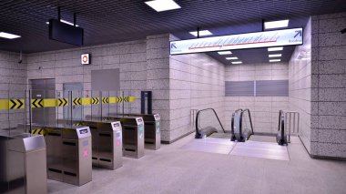 Varşova, Polonya. 5 Kasım 2022. Varşova metro sisteminin ikinci hattı. Varşova metro istasyonu içi. Zacisze İstasyonu. 