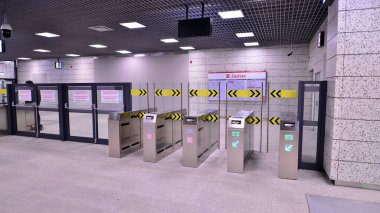 Varşova, Polonya. 5 Kasım 2022. Varşova metro sisteminin ikinci hattı. Varşova metro istasyonu içi. Zacisze İstasyonu. 