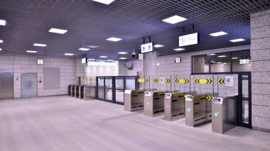 Varşova, Polonya. 5 Kasım 2022. Varşova metro sisteminin ikinci hattı. Varşova metro istasyonu içi. Zacisze İstasyonu. 