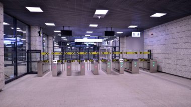 Varşova, Polonya. 5 Kasım 2022. Varşova metro sisteminin ikinci hattı. Varşova metro istasyonu içi. Zacisze İstasyonu. 