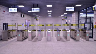 Varşova, Polonya. 5 Kasım 2022. Varşova metro sisteminin ikinci hattı. Varşova metro istasyonu içi. Zacisze İstasyonu. 