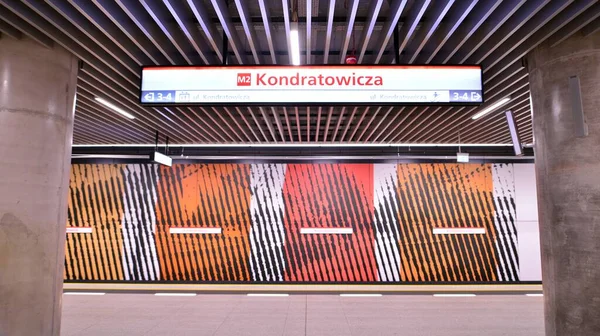 Varşova, Polonya. 5 Kasım 2022. Varşova metro sisteminin ikinci hattı. Varşova metro istasyonu içi. Kondratowicza İstasyonu. 