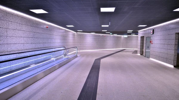 ポーランドのワルシャワ 2022年11月5日 地下鉄Kondratowicza駅の廊下のモダンなインテリアデザインと照明 ワルシャワ地下鉄2号線 — ストック写真