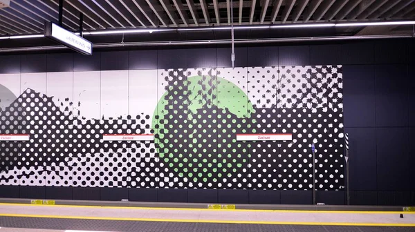 Varşova, Polonya. 5 Kasım 2022. Varşova metro sisteminin ikinci hattı. Varşova metro istasyonu içi. Zacisze İstasyonu. 