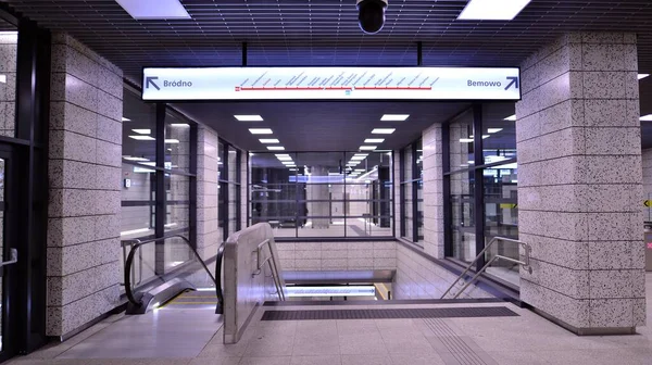 ポーランドのワルシャワ 2022年11月5日 ワルシャワ地下鉄2号線 ワルシャワ地下鉄駅のインテリア ザキシス駅 — ストック写真