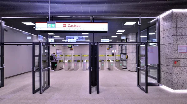 ポーランドのワルシャワ 2022年11月5日 ワルシャワ地下鉄2号線 ワルシャワ地下鉄駅のインテリア ザキシス駅 — ストック写真