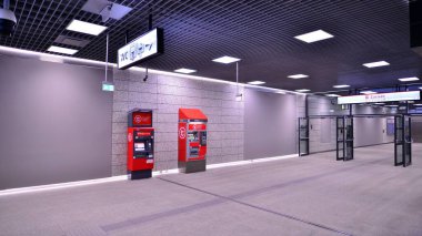 Varşova, Polonya. 5 Kasım 2022. Zacisze istasyon koridorunun modern iç tasarımı ve ışıklandırması. Varşova metro sisteminin ikinci hattı.  