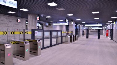 Varşova, Polonya. 5 Kasım 2022. Zacisze istasyon koridorunun modern iç tasarımı ve ışıklandırması. Varşova metro sisteminin ikinci hattı.  