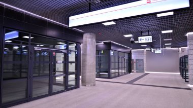 Varşova, Polonya. 5 Kasım 2022. Zacisze istasyon koridorunun modern iç tasarımı ve ışıklandırması. Varşova metro sisteminin ikinci hattı.  