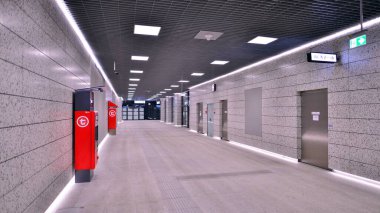 Varşova, Polonya. 5 Kasım 2022. Zacisze istasyon koridorunun modern iç tasarımı ve ışıklandırması. Varşova metro sisteminin ikinci hattı.  