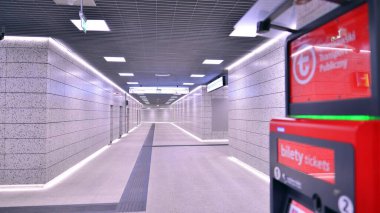 Varşova, Polonya. 5 Kasım 2022. Warszawski Taşımacılık Şirketi 'ni imzalayın. Metro istasyonunda toplu taşıma biletleri satışı için otomat. 