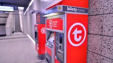 Varşova, Polonya. 5 Kasım 2022. Warszawski Taşımacılık Şirketi 'ni imzalayın. Metro istasyonunda toplu taşıma biletleri satışı için otomat. 