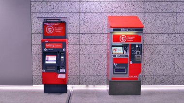 Varşova, Polonya. 5 Kasım 2022. Warszawski Taşımacılık Şirketi 'ni imzalayın. Metro istasyonunda toplu taşıma biletleri satışı için otomat. 