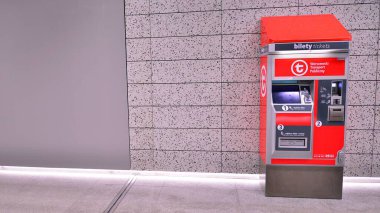 Varşova, Polonya. 5 Kasım 2022. Warszawski Taşımacılık Şirketi 'ni imzalayın. Metro istasyonunda toplu taşıma biletleri satışı için otomat. 