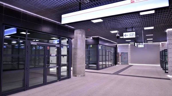 波兰华沙 2022年11月5日现代内饰设计和照明的地铁Zacisze车站走廊 华沙地铁系统二线 — 图库照片