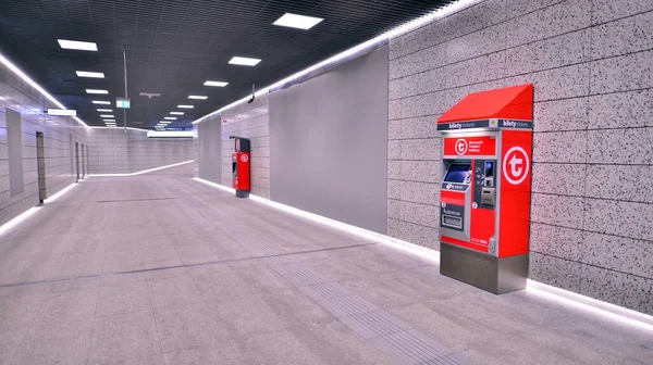Varşova, Polonya. 5 Kasım 2022. Zacisze istasyon koridorunun modern iç tasarımı ve ışıklandırması. Varşova metro sisteminin ikinci hattı.  