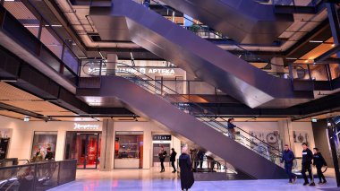 Varşova, Polonya. 5 Kasım 2022. Fabryka Norblina. Sanayi sonrası mimarinin incisi olan bölge, ofisleri, dükkanları ve restoranları olan şehrin yeni bir kısmına dönüştü.. 